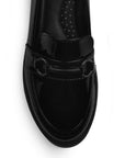 Vista del detalle en el herraje metálico decorativo del mocasín negro para dama con punta redonda y tacón bajo 4cm 