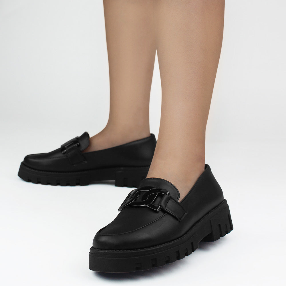 Mocasines negros tipo chunky con herraje metálico al frente, punta redonda y tacón bajo 4cm 