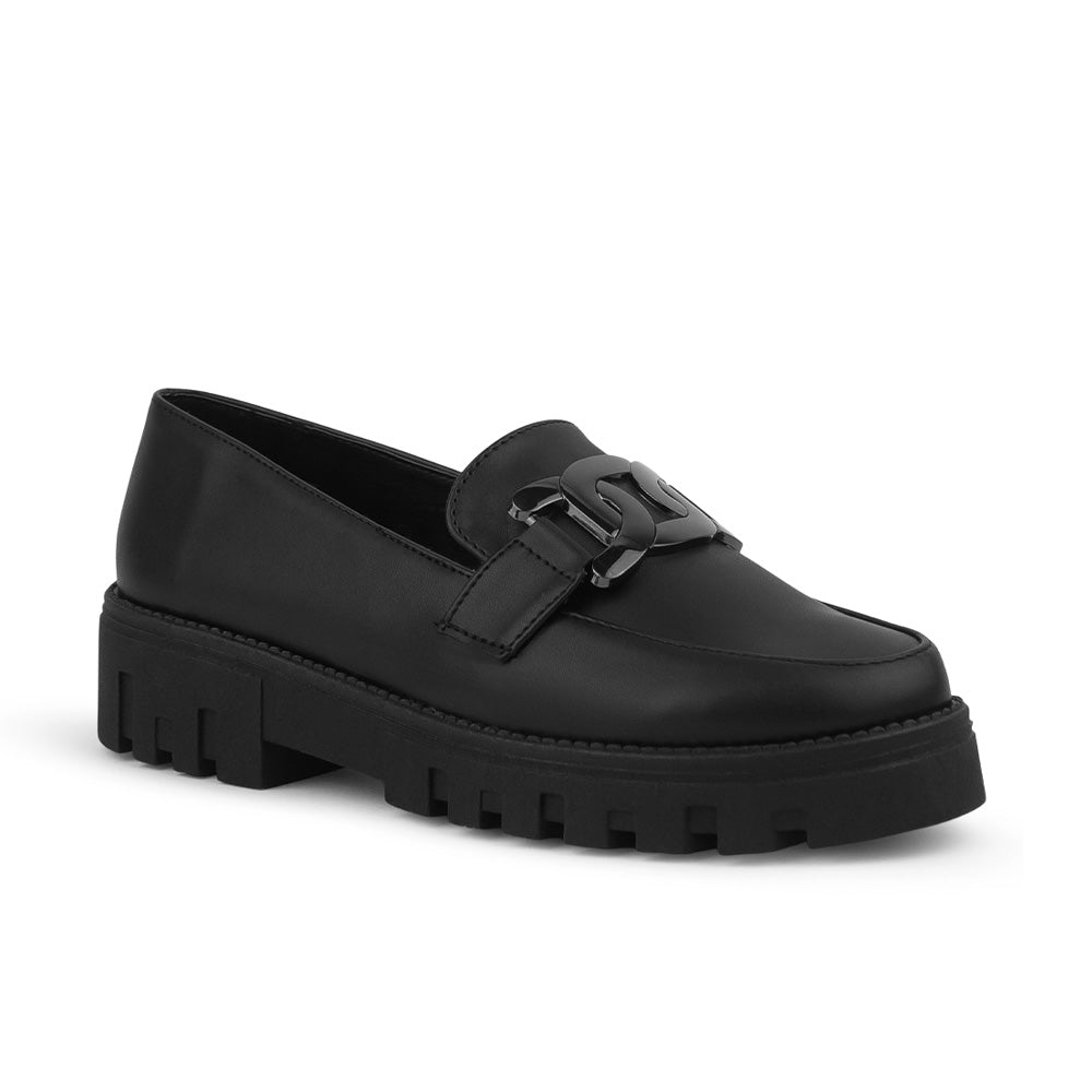 Vista diagonal del mocasín negro con suela tipo chunky para dama y herraje decorativo al frente para dama 