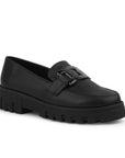 Vista diagonal del mocasín negro con suela tipo chunky para dama y herraje decorativo al frente para dama 