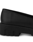 Vista trasera del tacón bajo tipo chunky en el mocasín negro para dama con herraje decorativo en el empeine 