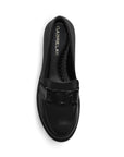 Vista superior del mocasín negro para dama con punta redonda, herraje metálico decorativo y tacón bajo 4cm 