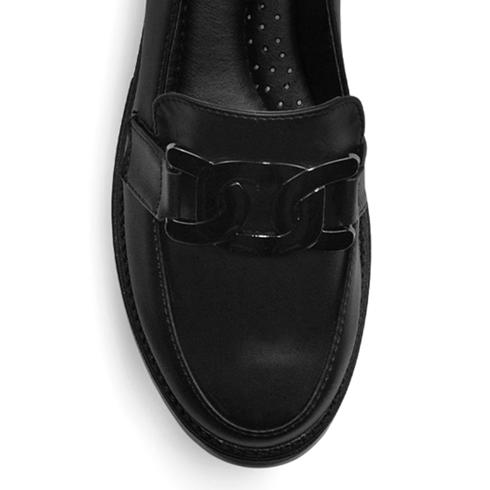 Vista del detalle de herraje metálico decorativo en mocasín negro tipo chunky con punta redonda para dama 