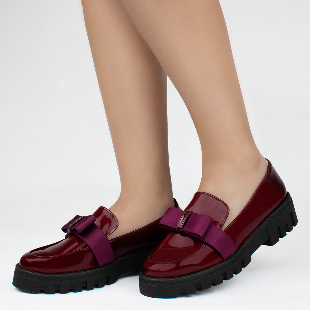 Mocasines vino de charol con moño decorativo punta redonda y plataforma tipo chunky para dama 