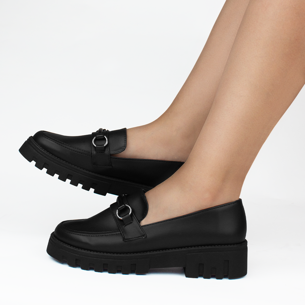 Mocasines negros tipo chunky con punta redonda herraje decorativo de tacón bajo 4cm para dama 