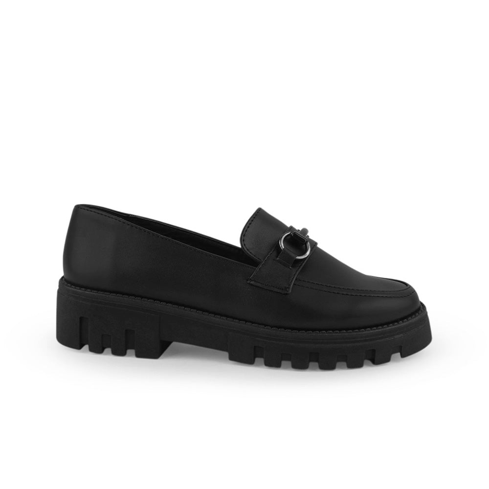 Vista lateral del mocasín negro para dama con suela tipo chunky y herraje decorativo al frente 