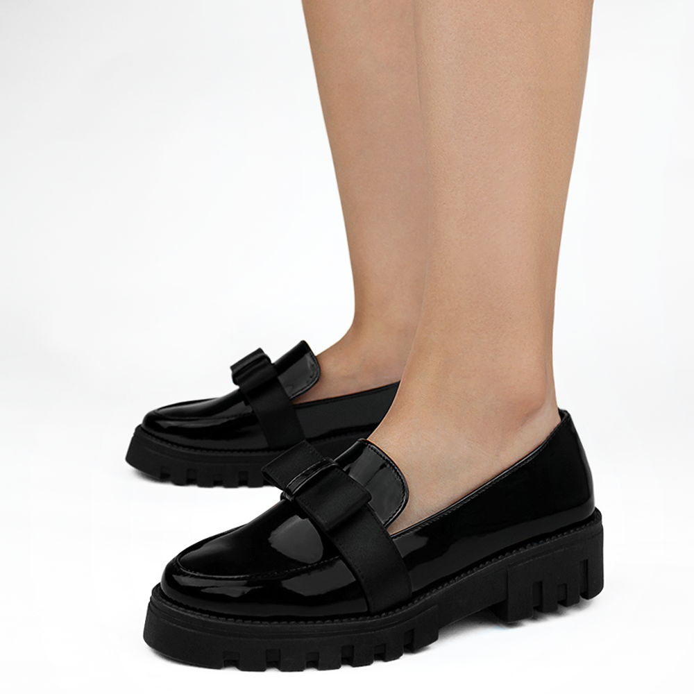 Mocasines negros de charol con moño decorativo punta redonda y plataforma tipo chunky para dama 