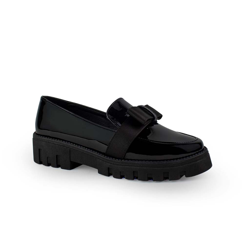 Vista diagonal del mocasín negro de charol con plataforma tipo chunky, moño decorativo y punta redonda para dama