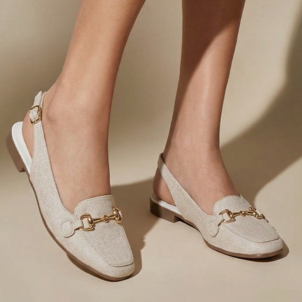 Flats beige de piso en acabado sintético para dama con detalles metálicos y  pulsera ajustable 