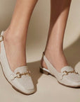 Flats beige de piso en acabado sintético para dama con detalles metálicos y  pulsera ajustable 