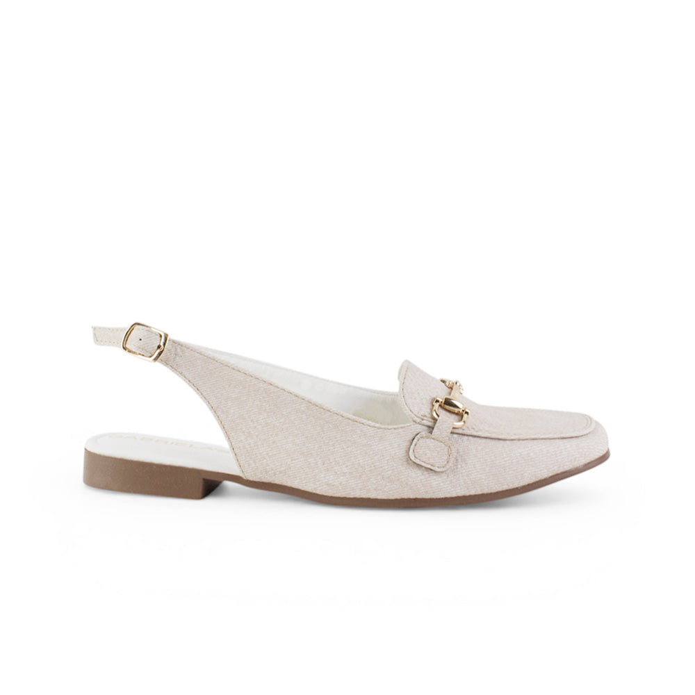 Vista lateral en flat beige de piso para dama con pulsera ajustable y acabado sintético