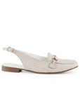 Vista lateral en flat beige de piso para dama con pulsera ajustable y acabado sintético