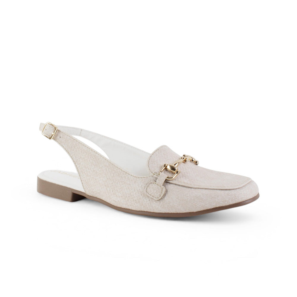 Vista diagonal en flat beige con detalles metálicos y pulsera ajustable para dama 
