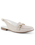 Vista diagonal en flat beige con detalles metálicos y pulsera ajustable para dama 