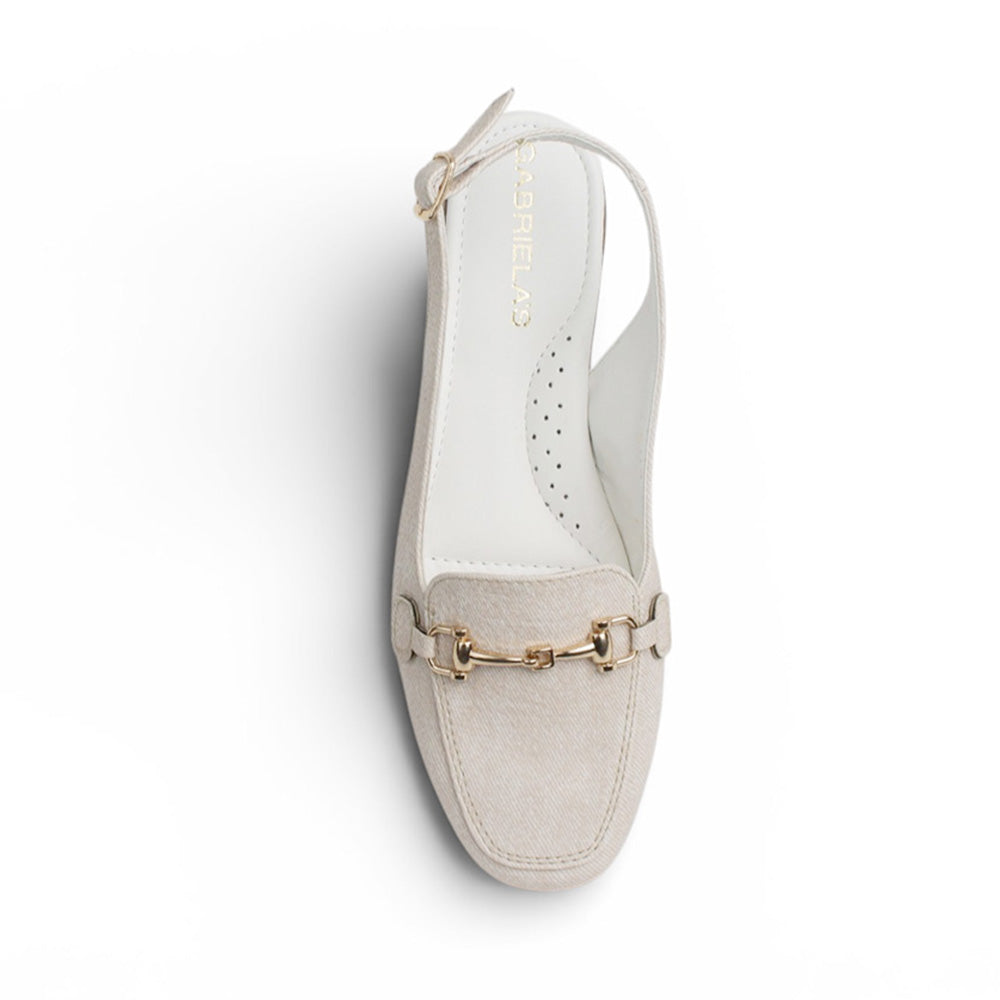 Vista superior de flat beige con pulsera ajustable y detalles metálicos para dama 