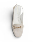 Vista superior de flat beige con pulsera ajustable y detalles metálicos para dama 