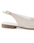 Vista trasera en el flat beige de piso con pulsera ajustable para dama 
