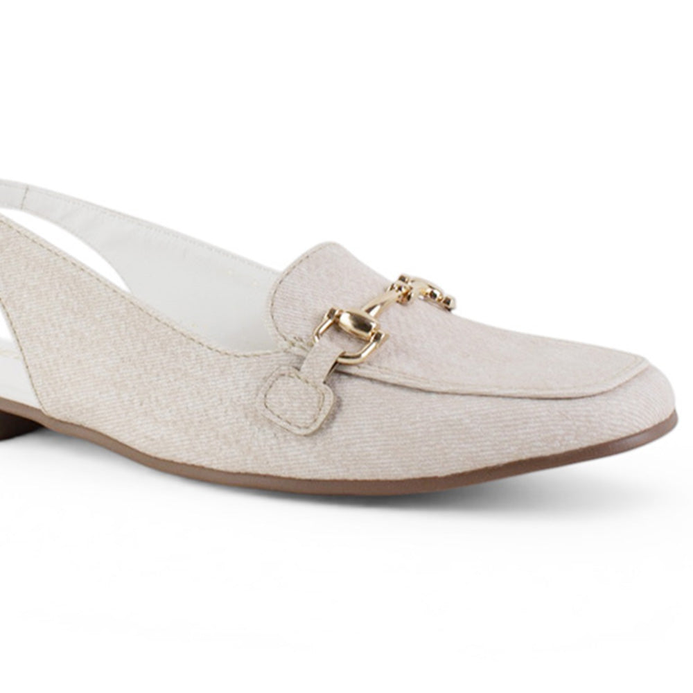 Detalle del material sintético en flat beige para dama de piso con detalles metálicos y pulsera ajustable  