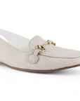 Detalle del material sintético en flat beige para dama de piso con detalles metálicos y pulsera ajustable  