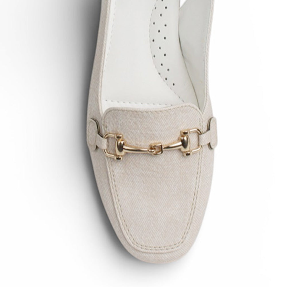 Vista del detalle metálico en flat beige de piso para dama con pulsera ajustable en acabado sintético