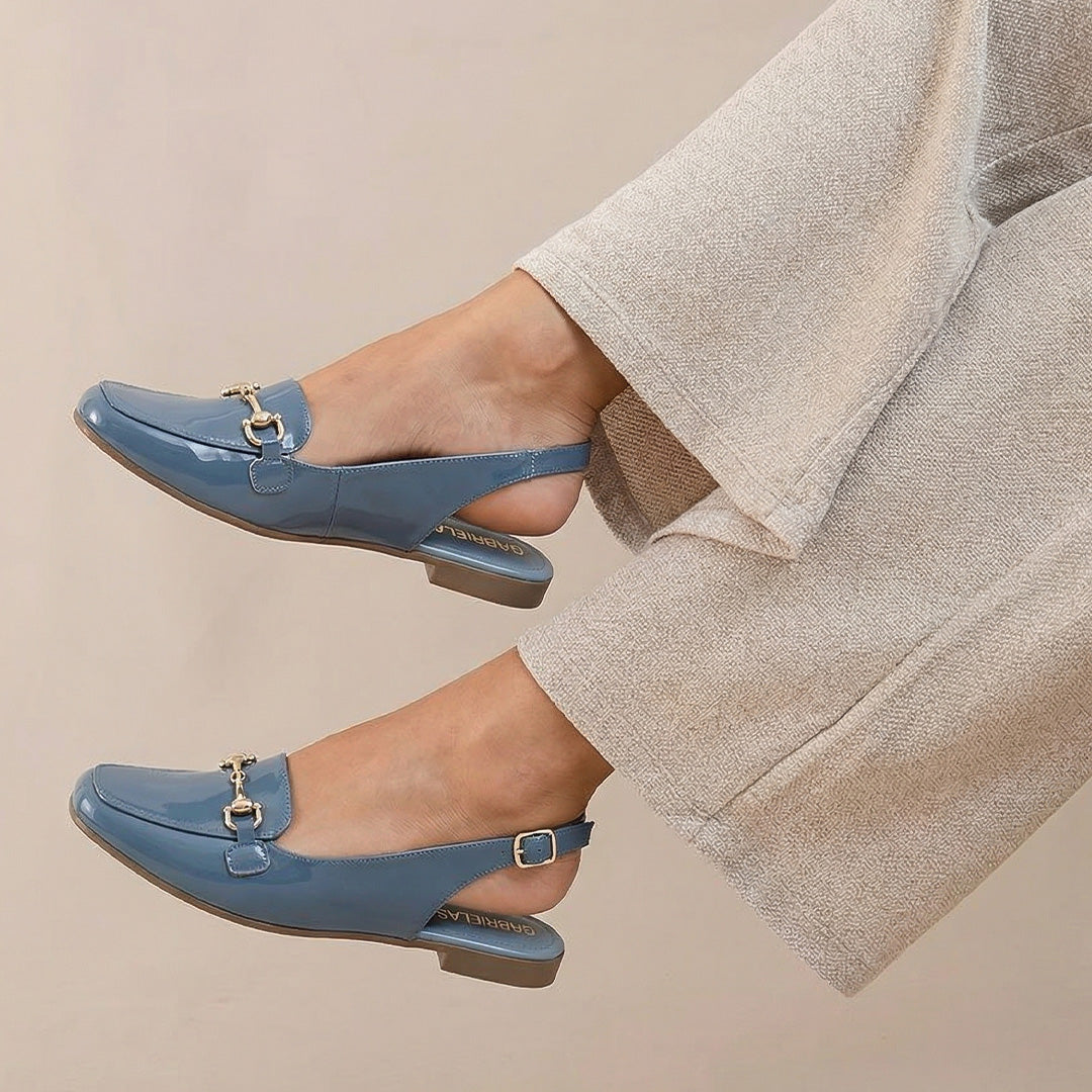 Flats azules de piso en acabado charol para dama con detalles metálicos y  pulsera ajustable 