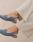 Flats azules de piso en acabado charol para dama con detalles metálicos y  pulsera ajustable 