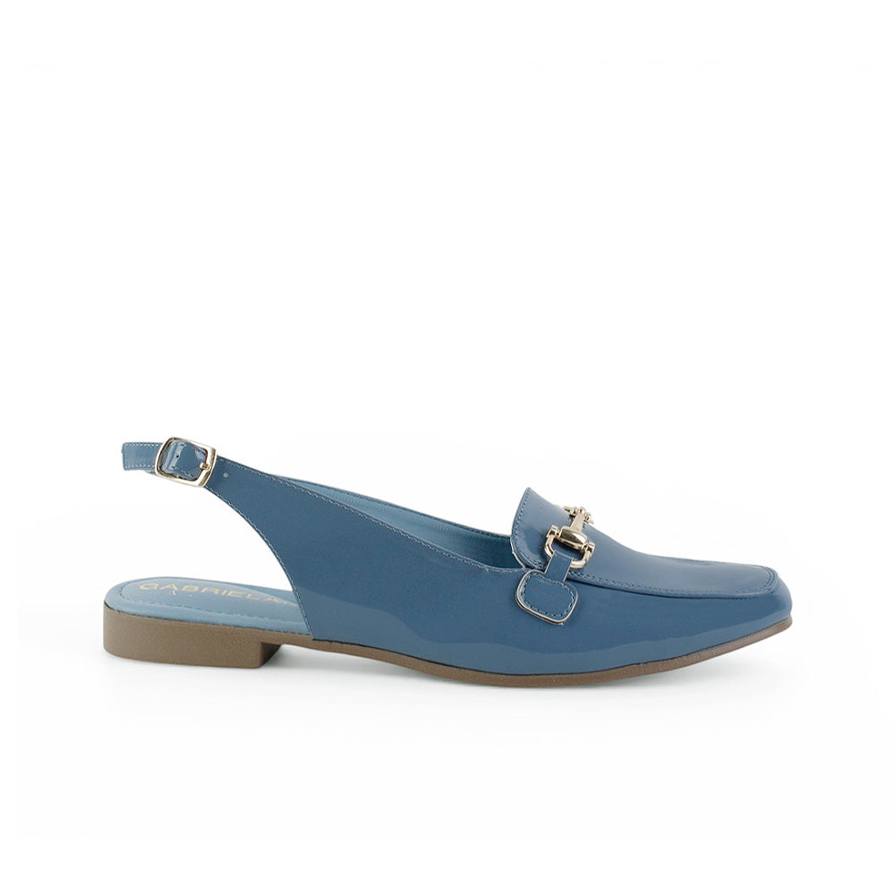 Vista lateral en flat azul de piso para dama con pulsera ajustable y acabado charol 