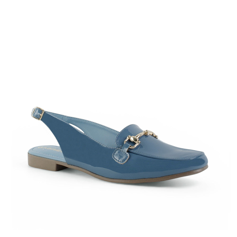 Vista diagonal en flat azul de charol con detalles metálicos y pulsera ajustable para dama 