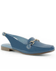 Vista diagonal en flat azul de charol con detalles metálicos y pulsera ajustable para dama 
