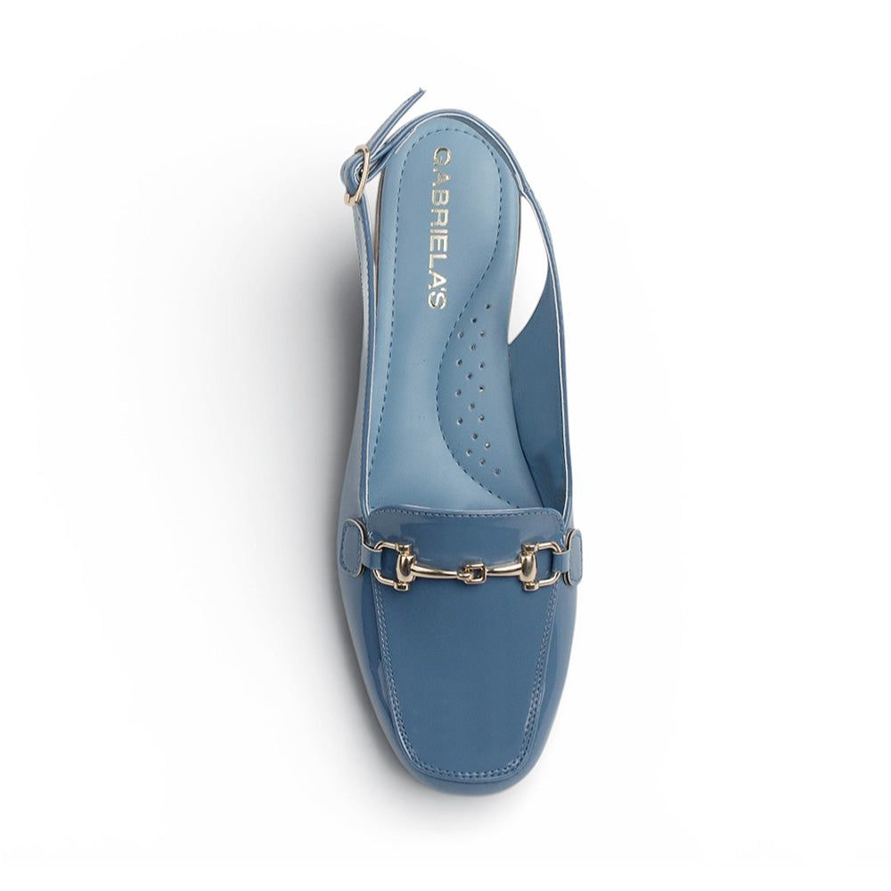 Vista superior de flat azul con pulsera ajustable y detalles metálicos para dama 