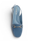 Vista superior de flat azul con pulsera ajustable y detalles metálicos para dama 