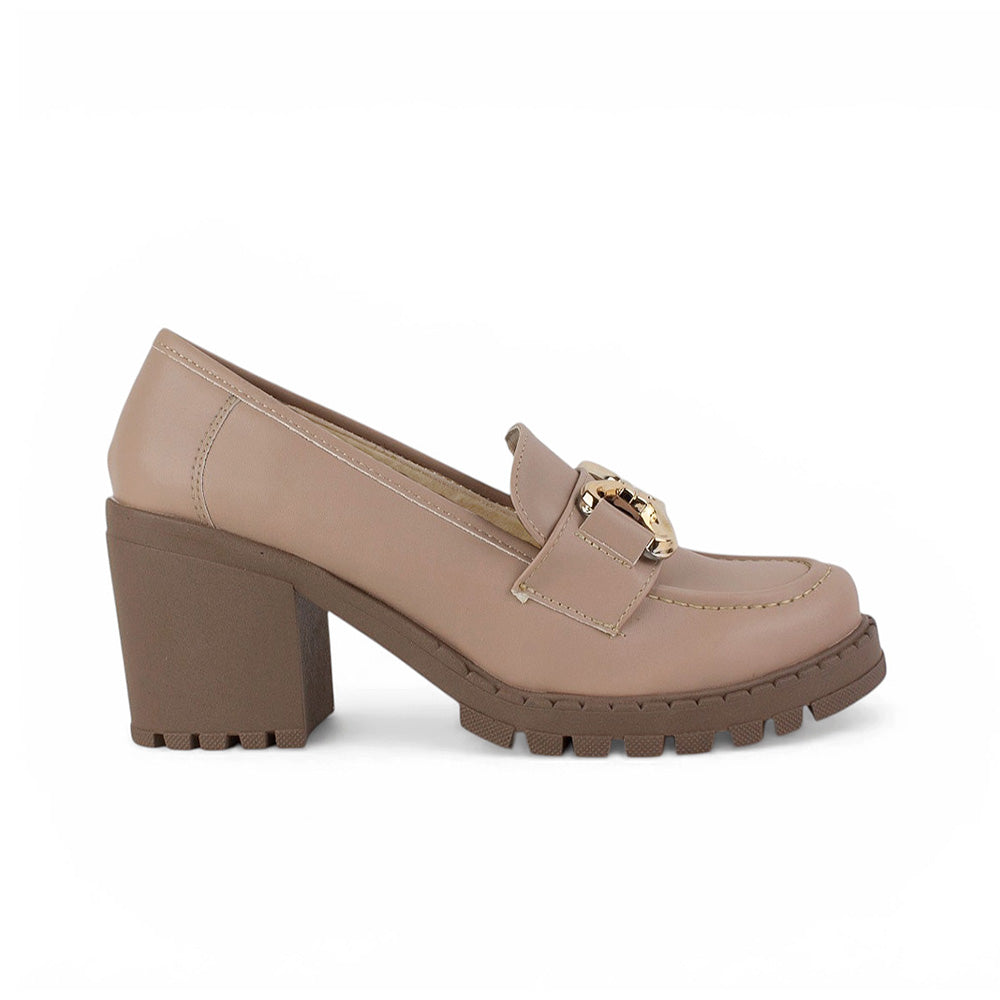 Vista lateral del mocasín nude para dama tipo chunky con tacón grueso tamaño medio 8cm y herraje 