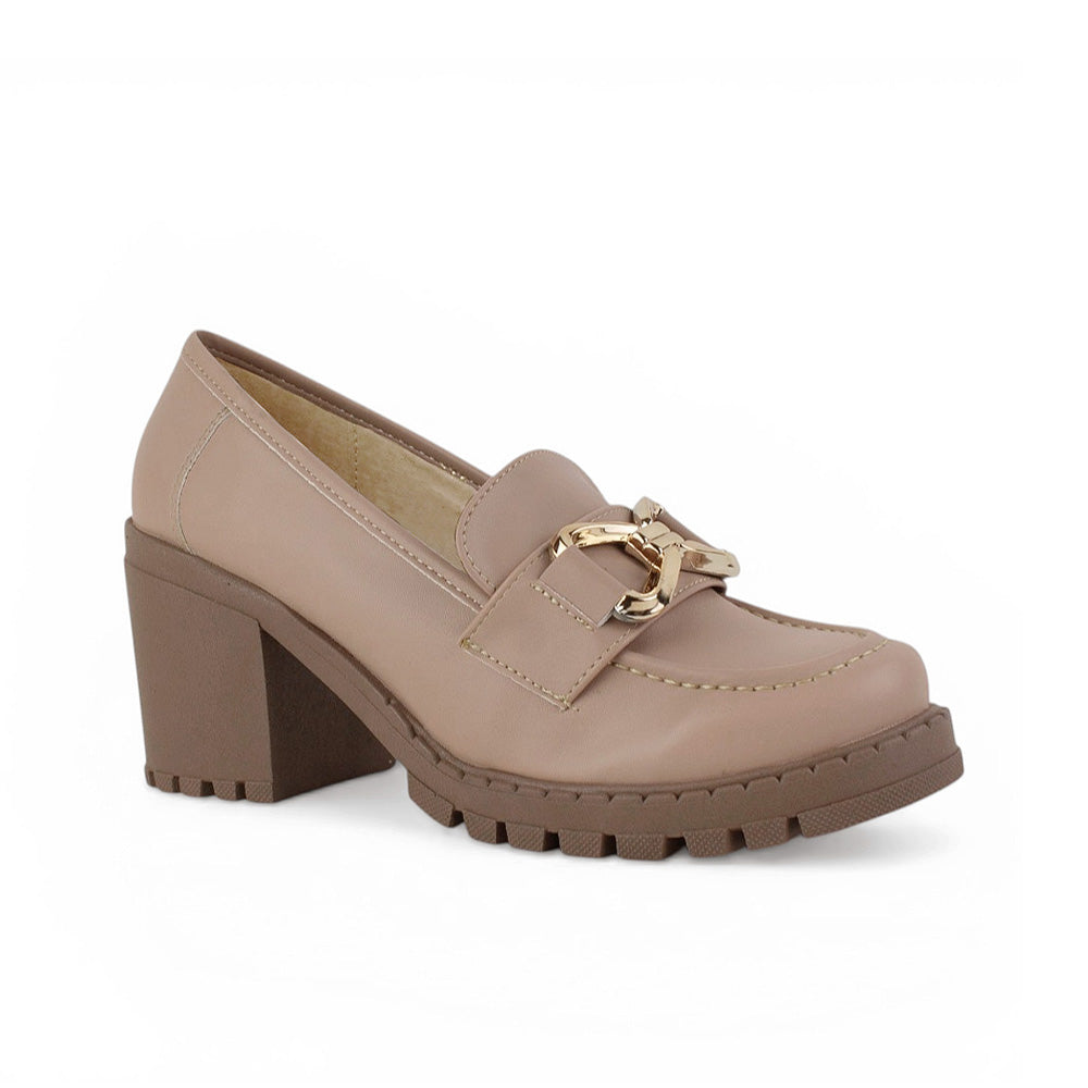 Vista diagonal del mocasín nude para dama con punta redonda herraje decorativo y tacón grueso tamaño medio 8cm 