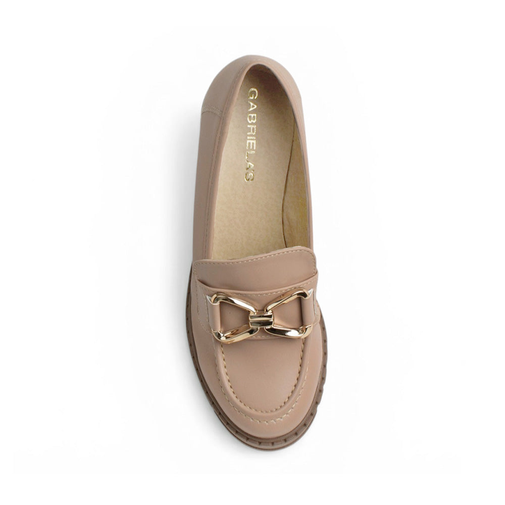Vista superior del mocasín nude con herraje decorativo punta redonda y suela tipo chunky de tacón medio 8cm 