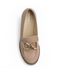 Vista superior del mocasín nude con herraje decorativo punta redonda y suela tipo chunky de tacón medio 8cm 