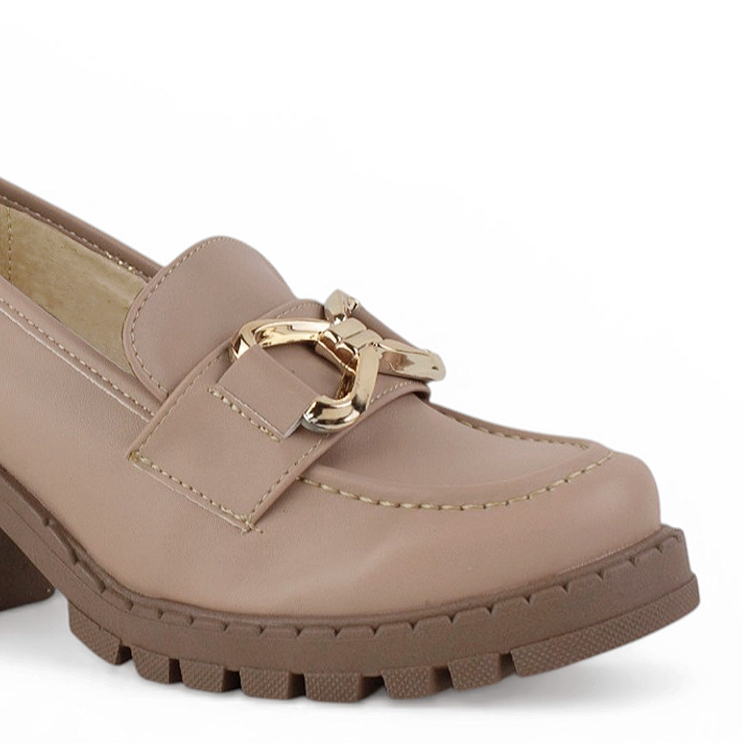Detalle del material cabra sintético en el mocasín nude con punta redonda y herraje decorativo para dama  
