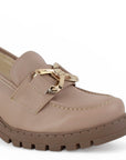 Detalle del material cabra sintético en el mocasín nude con punta redonda y herraje decorativo para dama  