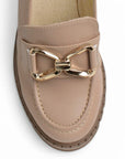 Vista del detalle en herraje decorativo del mocasín nude para dama con punta redonda y plataforma chunky tipo track