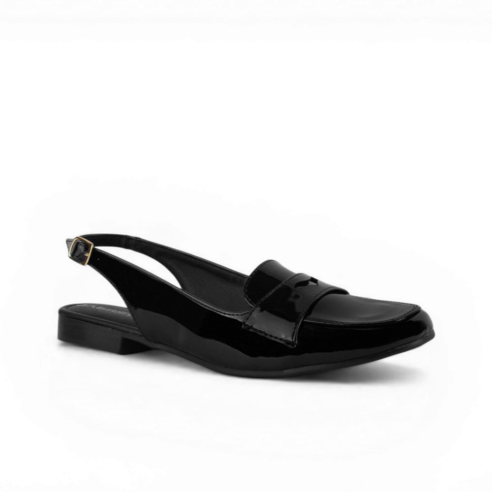 Vista diagonal de flat negro de piso  para dama con tira decorativa y pulsera ajustable 
