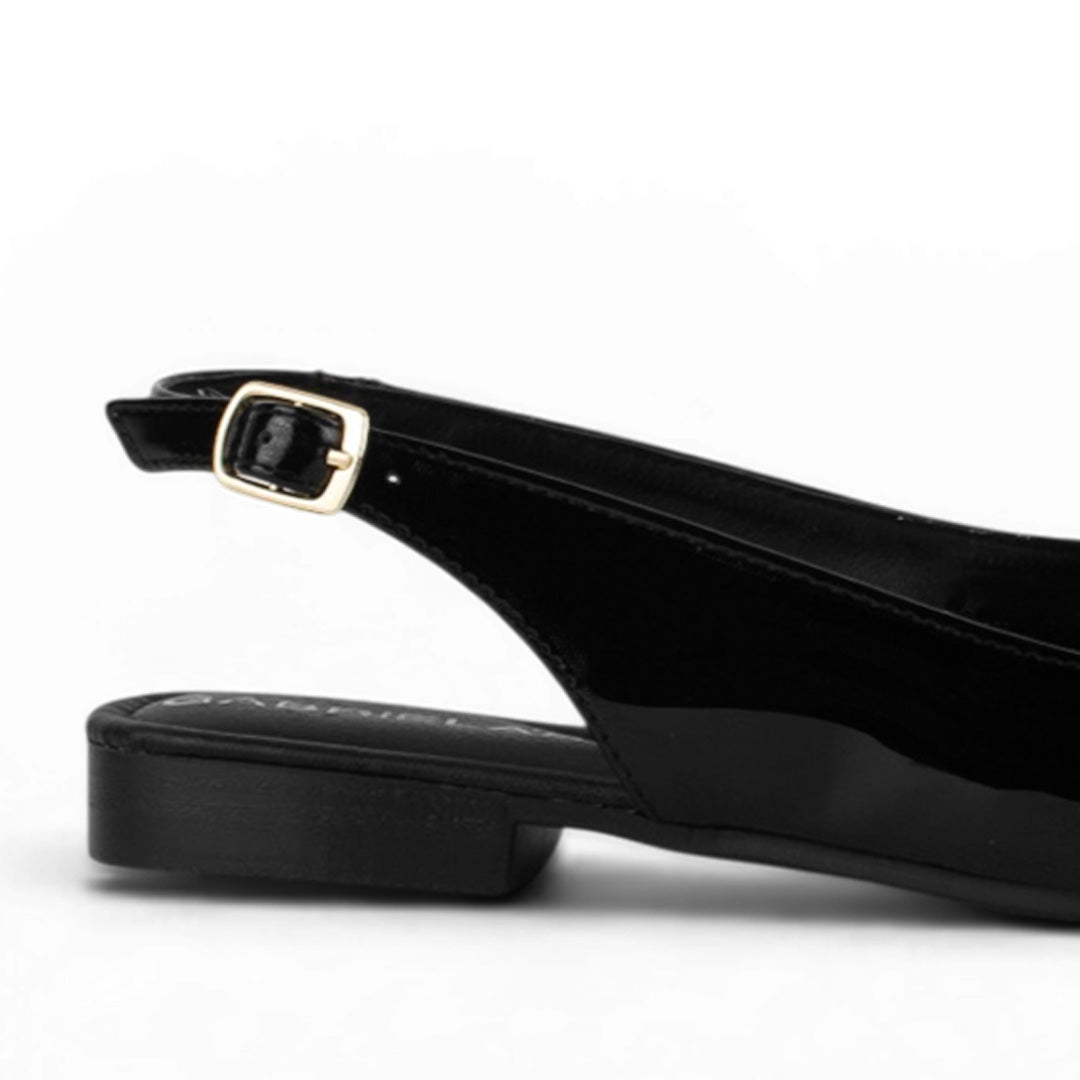 Vista trasera del flat negro de piso con pulsera ajustable para dama de charol