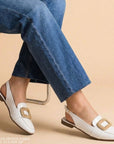 Flats beige para mujer con herraje de adorno y correa ajustable trasera