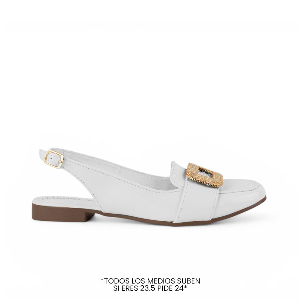 Vista lateral de flats beige para mujer con hebilla de adorno sobre el empeine y correa ajustable trasera de diseño destalonado