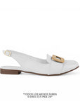 Vista lateral de flats beige para mujer con hebilla de adorno sobre el empeine y correa ajustable trasera de diseño destalonado