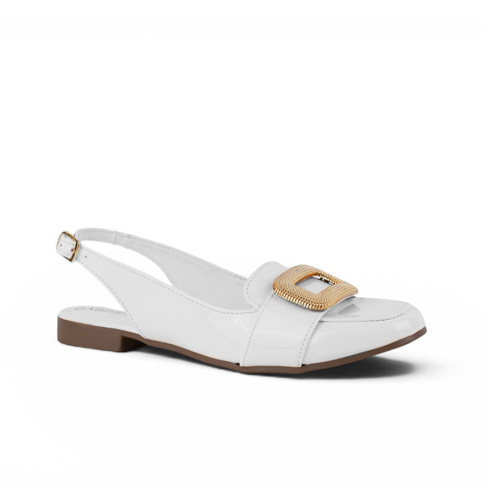 Vista diagonal de flats beige para mujer de  diseño destalonado con adorno de herraje y pulsera ajustable trasera