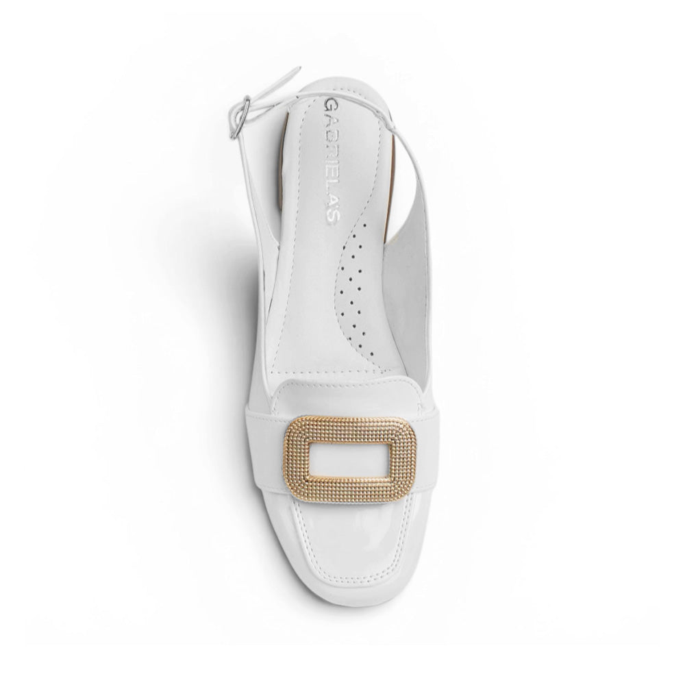 Vista superior de flats beige destalonada para mujer con hebilla de adorno sobre el empeine
