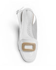 Vista superior de flats beige destalonada para mujer con hebilla de adorno sobre el empeine