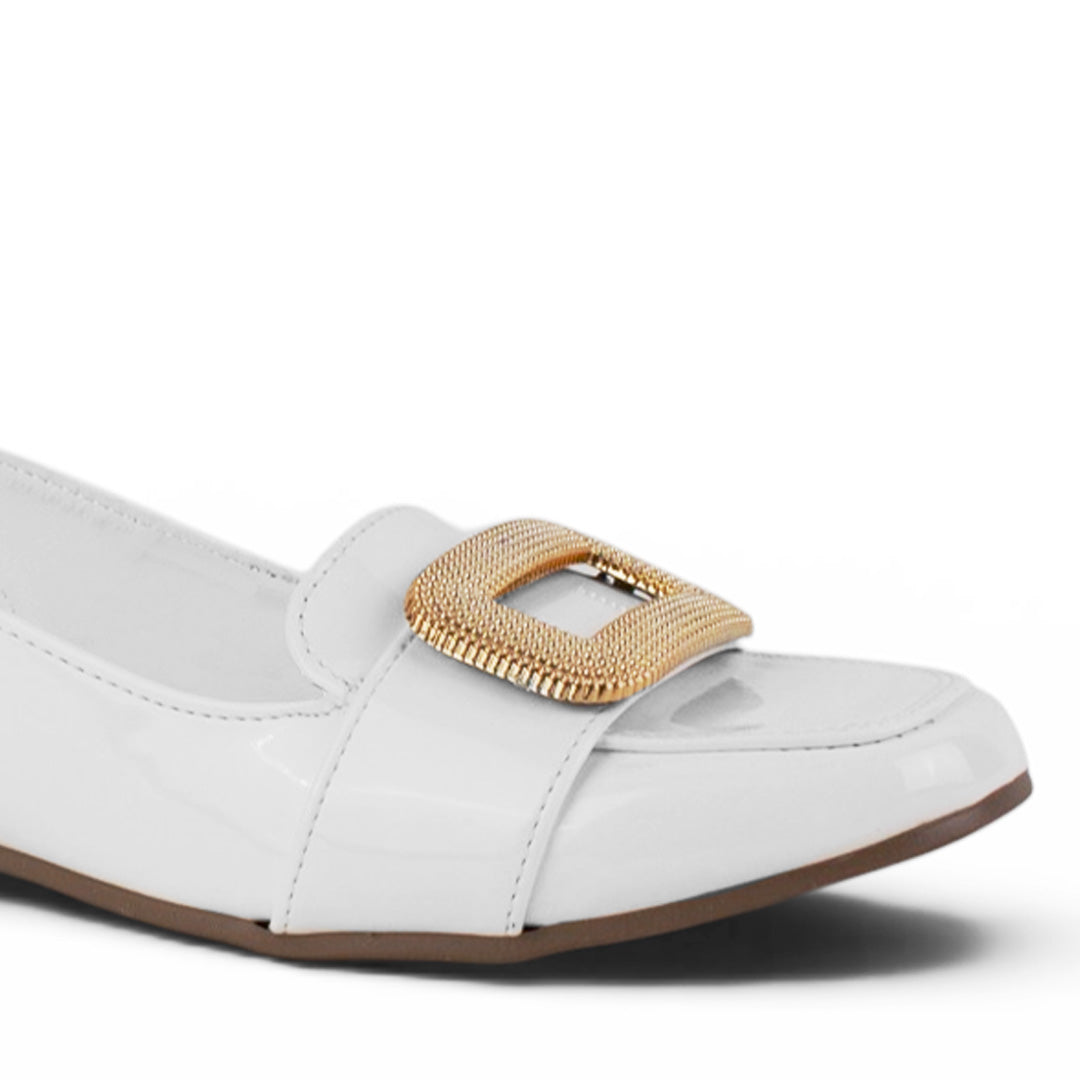 Vista a detalle de hebilla de adorno en flats beige para mujer con correa ajustable trasera de piso