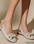 Flats beige de piso con moño en el empeine y pulsera ajustable 