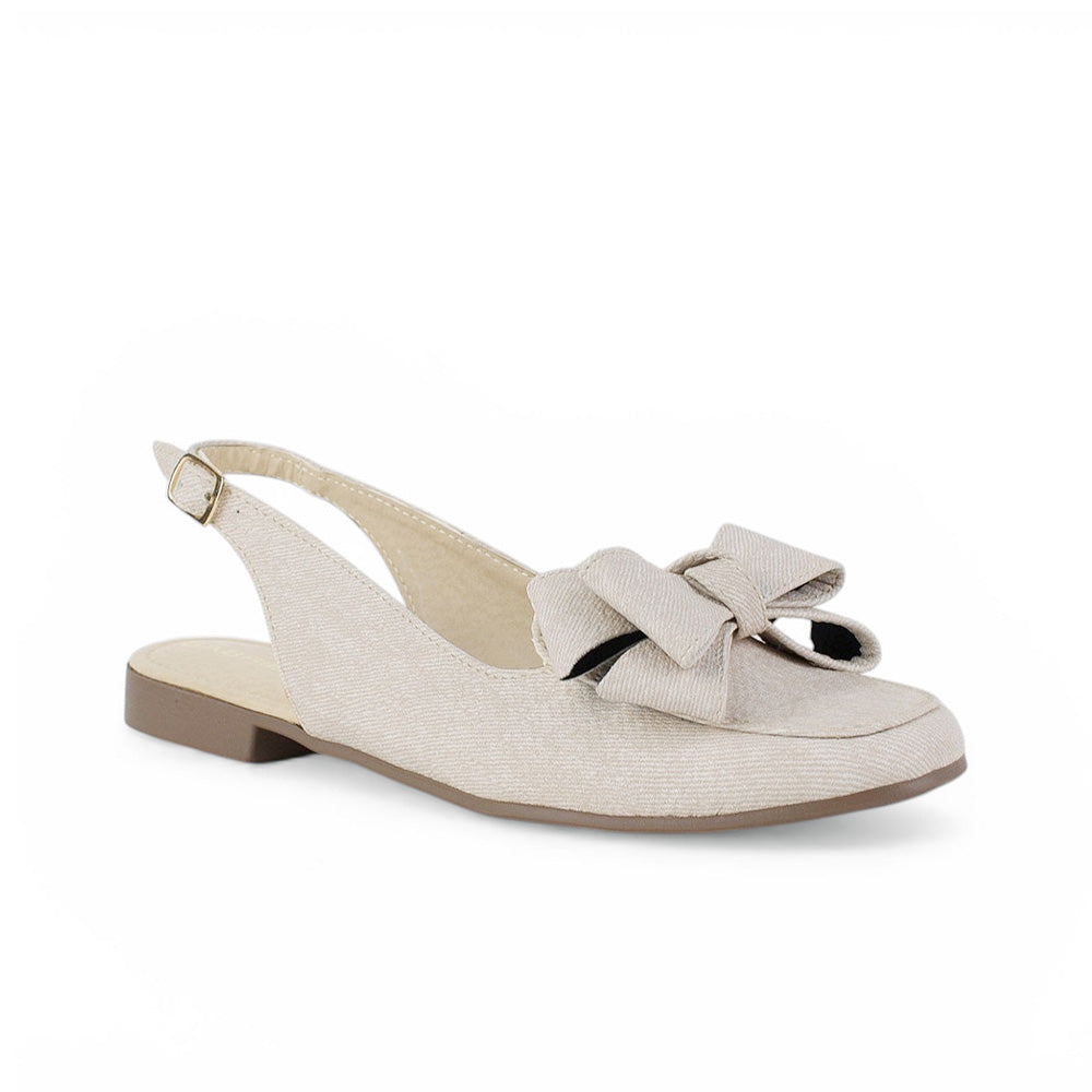 Vista diagonal de flat beige para dama con moño en el empeine y pulsera ajustable 