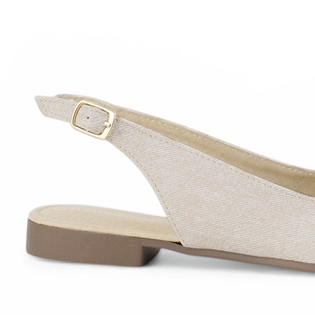 Vista trasera de flat beige para dama con pulsera ajustable de piso y moño en el empeine  